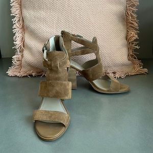 Hinge Cora Block Heel Sandal
